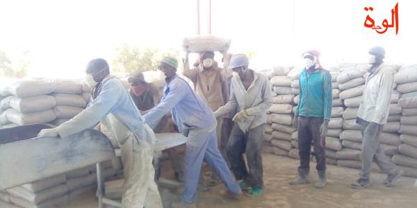 Des travailleurs dans une usine de ciment au Tchad. Illustration. © Foka Mapagne/Alwihda Info