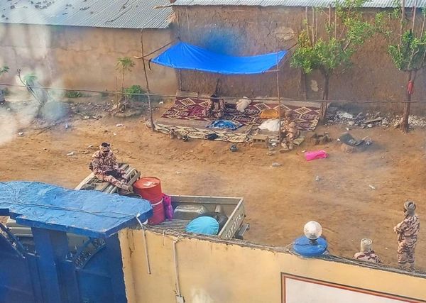 Des forces de sécurité positionnées devant le siège du parti Les Transformateurs, le 9 novembre 2022. Illustration © Les Tran