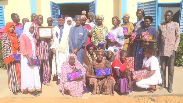 Tchad : le chef traditionnel de Sarh urbain offre des pagnes aux femmes journalistes