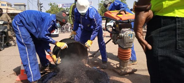 Tchad : des nids-de-poule colmatés avec des déchets plastiques