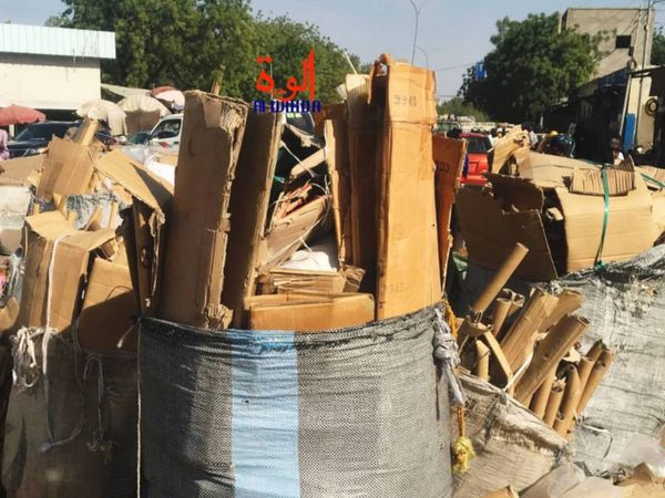 ​N'Djamena devient invivable : des femmes utilisent des cartons pour préparer leur nourriture. © Mbaïnaissem Gédéon/Alwihda I