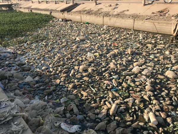 Des déchets éparpillés dans un canal du 8ème arrondissement à N'Djamena. © Alwihda Info
