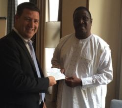 SkyVision fait un don à la Commission nationale contre le virus Ebola en Guinée à travers la contribution des opérateurs économiques