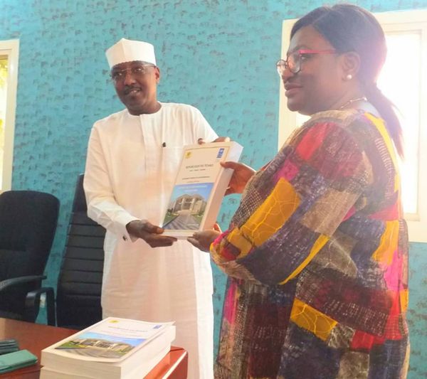 Tchad : le PNUD remet des recueils de textes juridiques au gouvernement en vue des élections