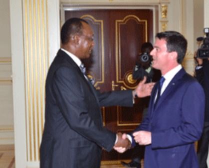 Le Président Idriss Déby et le chef du gouvernement français Manuel Valls à N'Djamena, ce samedi 22 novembre 2014. Crédit pho