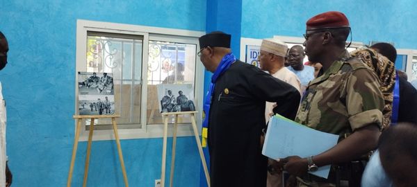 Dr. Haroun Kabadi observe une exposition-photo dédiée au Maréchal du Tchad Idriss Deby Itno, le 20 avril 2023 à N'Djamena. © 