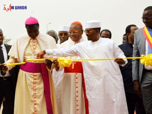 Le président de transition Mahamat Idriss Deby coupe le ruban inaugural de la cathédrale de Notre Dame de la Paix à N'Djamena