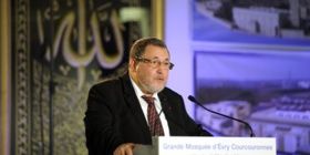 Le Roi du Maroc, Commandeur des Croyants, décore à Paris trois religieux juif, chrétien et musulman