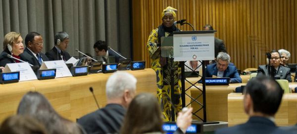 Julienne Lusenge, du Fonds pour les femmes congolaises, une ONG de la République démocratique du Congo, intervient lors d'un 