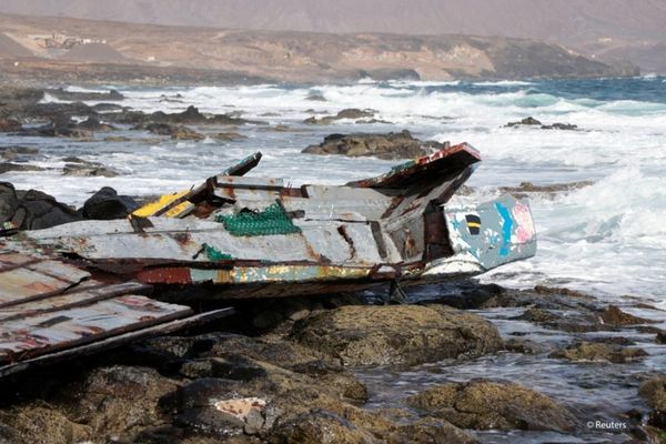 Des morceaux d'un bateau naufragé au Cap-Vert ayant transporté des migrants du Sénégal | Photo : REUTERS/Jorge Avelino (Illus