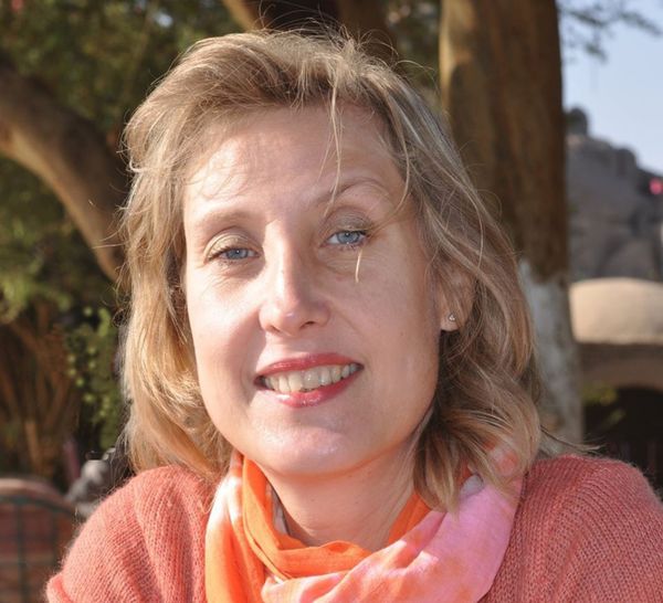 Livre : La française Cara Vitto publie « LE SORCIER BLANC »