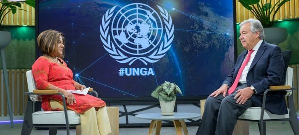 Le Secrétaire général António Guterres (à droite) est interviewé par Mita Hosali, Directrice adjointe de la Division de l’inf