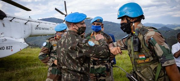 MONUSCO/Kevin N. Jordan Des soldats de la MONUSCO se saluent lors d'un voyage dans la province du Nord-Kivu, à l'est de la Ré