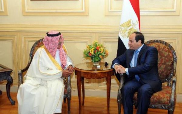 Le président égyptien Abdel Fattah al-Sissi (d) et le prince d'Arabie saoudite Muqrin bin Abdulaziz al-Saud, à Charm el-Cheik