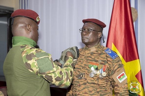 Le CEMGA reçoit ses attributs de Général de Brigade © Direction de la communication de la Présidence du Faso
