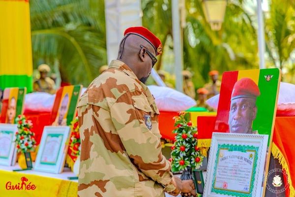 Le Président de la transition rend un dernier hommage aux victimes de l’attaque de la maison centrale © Africaguinee.com