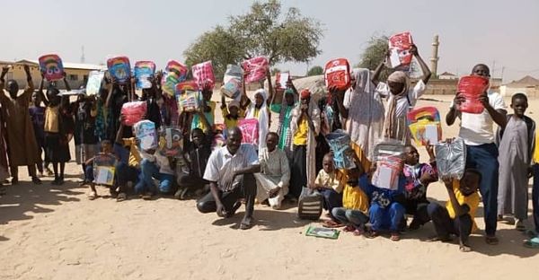 Tchad : des kits scolaires distribués aux écoliers par CRADEL et l'armée française à Abéché