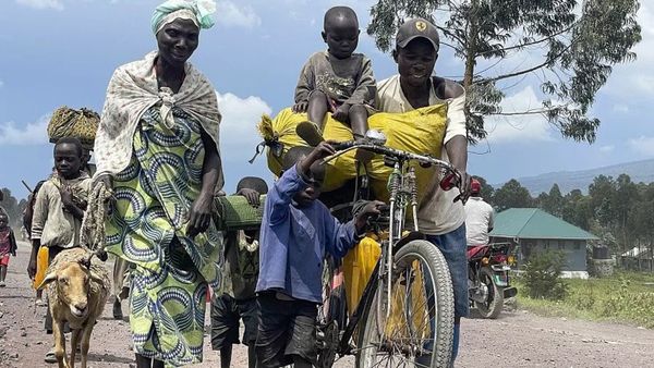 Des habitants fuyant les combats entre les rebelles du M23 et les forces congolaises près de Kibumba, au nord de Goma. Photo 
