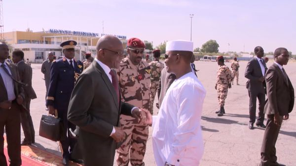 Le président de transition, le général Mahamat Idriss Deby, sur le tarmac de l'aéroport de N'Djamena, avec le premier ministr