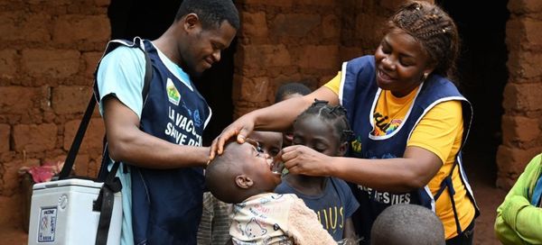 © UNICEF/Frank Dejongh Des enfants sont vaccinés lors d'une campagne de lutte contre la polio dans la région occidentale du C