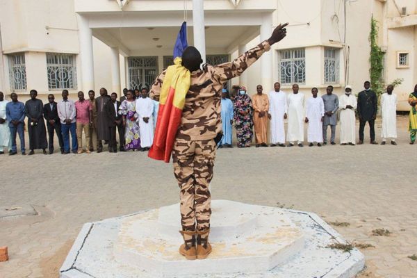 Tchad - Lundi coloré : Un aperçu de la montée de couleurs au Ministère de l'Aménagement du Territoire