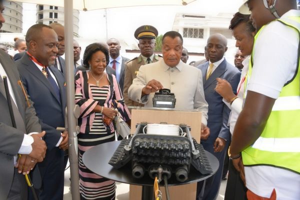 Denis Sassou N'Guesso mettant en service le Data center