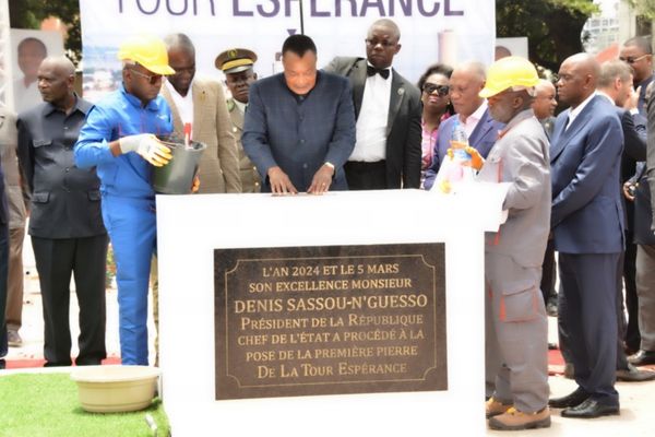 Denis Sassou N'Guesso procédant à la pose de 1ere pierre de la Tour Espérance