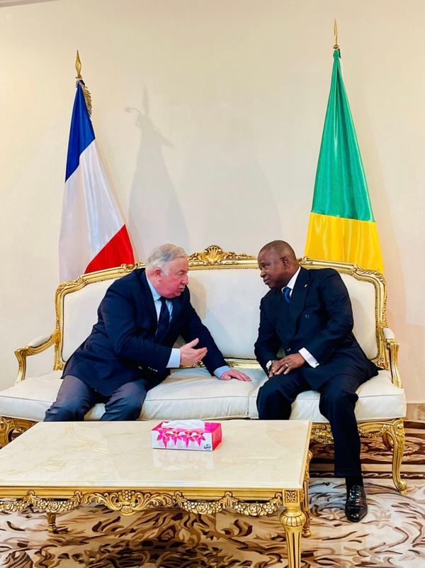 Gerard Larcher et Pierre Ngolo, au cours de leur entrevue à l'aéroport