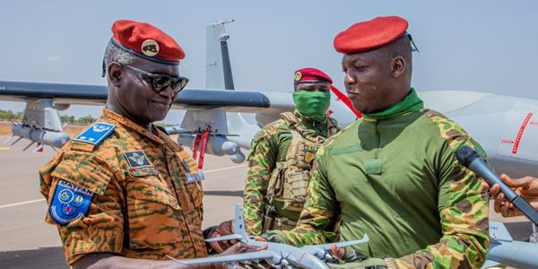Burkina Faso : le chef de l’Etat remet des vecteurs aériens à l’armée pour reconquérir le territoire