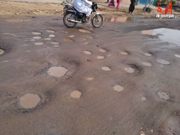 Une route à N'Djamena en saison pluvieuse. Illustration © Alwihda/archives