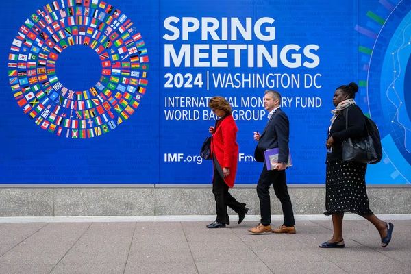 Des piétons passent devant le siège du Fonds monétaire international à Washington avant les réunions de printemps 2024 du Fon