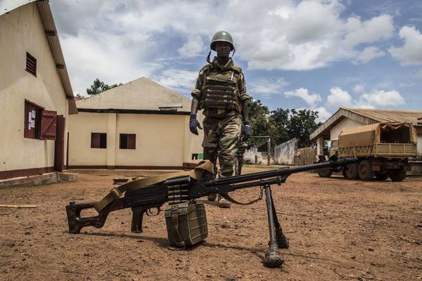Un élément des Forces armées centrafricaines dans la base de Bérengo au Sud-ouest de Bangui. Photo : La Croix. Tous droits ré