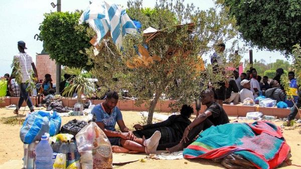 Des migrants subsahariens dans la ville côtière de Sfax, le 7 juillet (AFP or licensors)