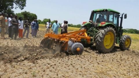 Un tracteur en plein labourage. Crédit photo : Sources