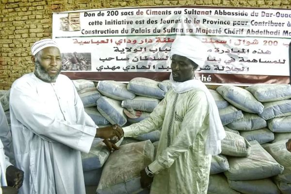 Tchad : les jeunes de la province du Ouaddaï offrent 200 sacs de ciment au sultanat