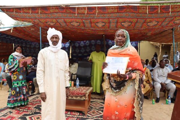 Tchad : dans le Batha, Enfants du Monde remet des chèques aux écoles pilotes pour les AGR