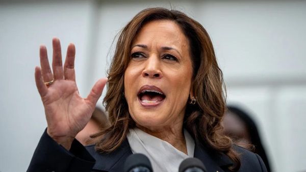 La vice-présidente Kamala Harris s'exprime lors d'une célébration des équipes de championnat de la NCAA sur la pelouse sud de
