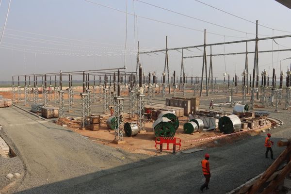 Burundi : autorités et représentants de la BAD visitent des projets d’électrisation