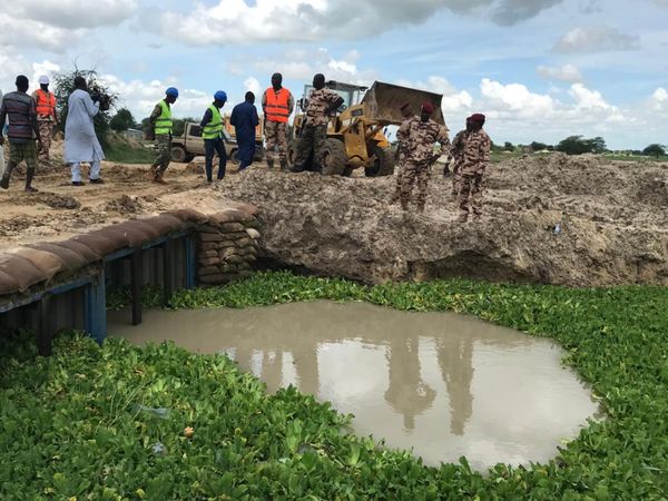 Le génie militaire à l'oeuvre fin août 2024 à N'Djamena dans le cadre de la lutte sur les inondations. © Malick Mahamat/Alwih