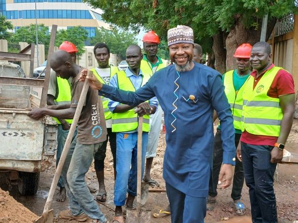 Tchad : Al-Rissala colmate les nids-de-poule à N'Djamena pour éviter les accidents