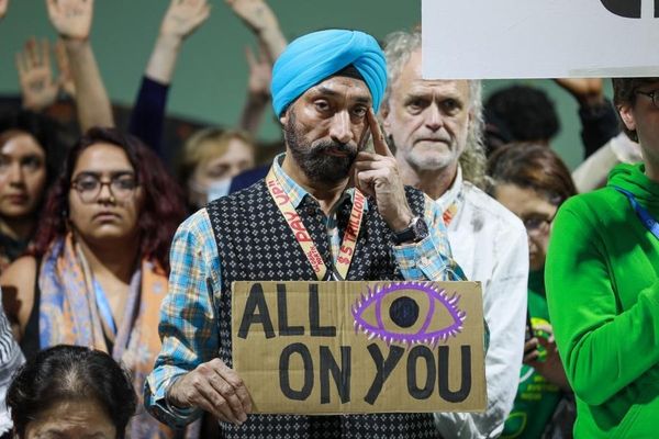 Un participant à la COP29 a envoyé un message aux dirigeants mondiaux alors qu’ils discutaient du changement climatique. Phot
