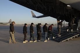 Des migrants expulsés par avion militaires, à Fort Bliss, au Texas, le 23 janvier 2025, selon une photo fournie par le Pentag