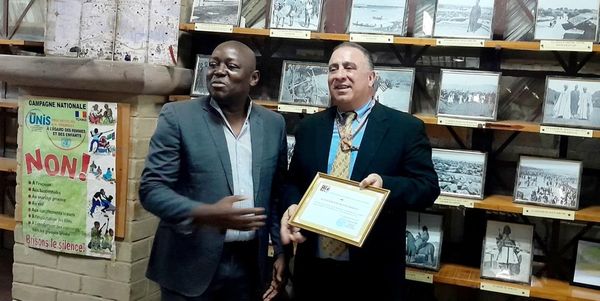 Tchad : l'ambassadeur des États-Unis offre une collection d'anciennes photographies du Tchad à la bibliothèque du CEFOD