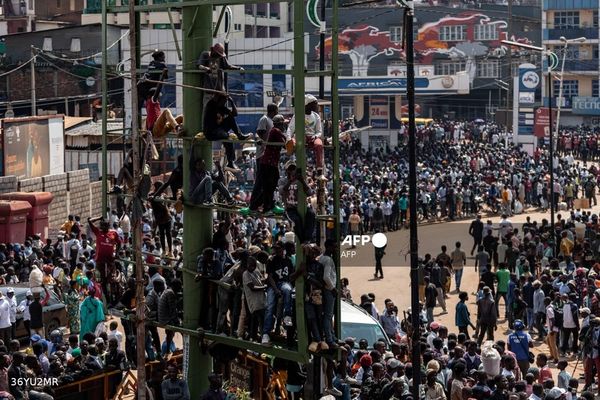 Une foule écoute les discours des membres du mouvement M23 lors d'un meeting, place de l'indépendance à Bukavu, le 27 février
