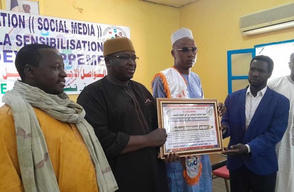 Tchad : à Abéché, Social Média remet une distinction honorifique à un agent de la mairie