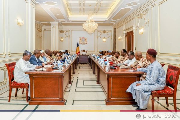 Tchad : tous les chefs des formations militaires et des corps sécuritaires réunis autour du chef de l'État