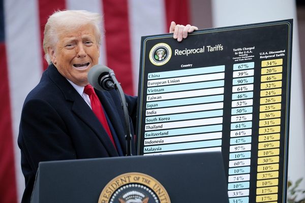 Le président américain Donald Trump brandit un graphique lors d'un discours lors d'un événement d'annonce commerciale « Make 