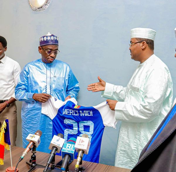 Tchad : le ministre de la Jeunesse remet des équipements aux clubs d’élite avant l’inauguration du Stade Olympique