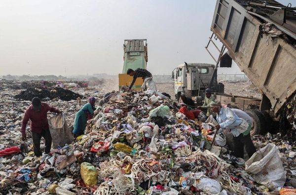 Des ramasseurs de déchets recherchent des objets réutilisables dans les déchets jetés dans une décharge de New Delhi, en Inde