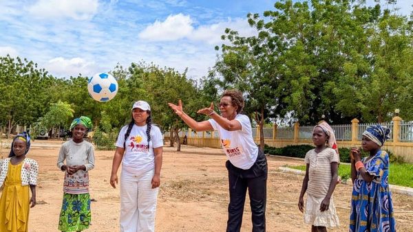 Cameroun : L'UNICEF et Nadine Perrault, une partie de balle pour un avenir meilleur avec les fillettes